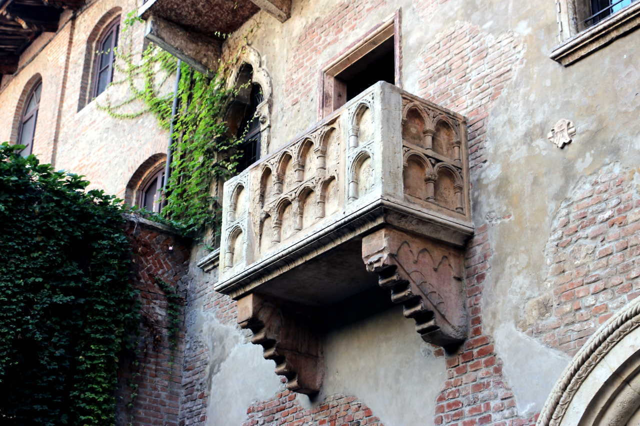 verona italy Giulietta balcony