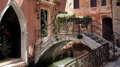 Esplora i Tesori Segreti di Venezia: Tour Privato a Piedi e in Barca