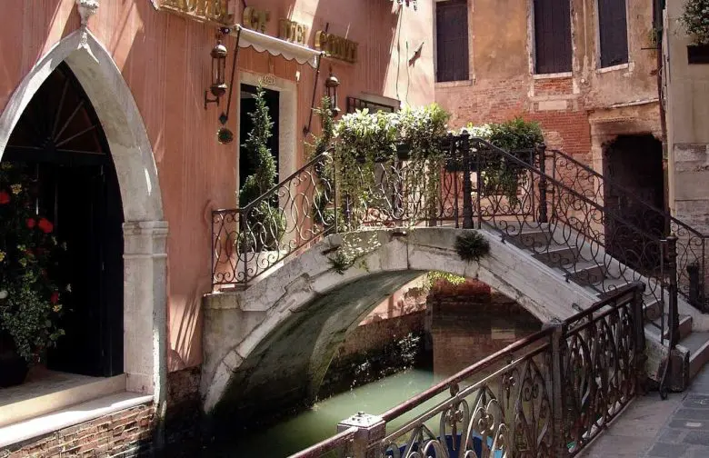 Esplora i Tesori Segreti di Venezia: Tour Privato a Piedi e in Barca